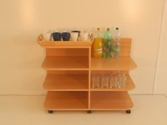 Úložný dřevěný stolek stůl vozík pojízdný na pitný režim