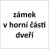 zámek v horní častí dřevěných dveří