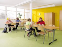 SPARTA pevná stohovatelná židle s úpravou pro použití v jídelnách